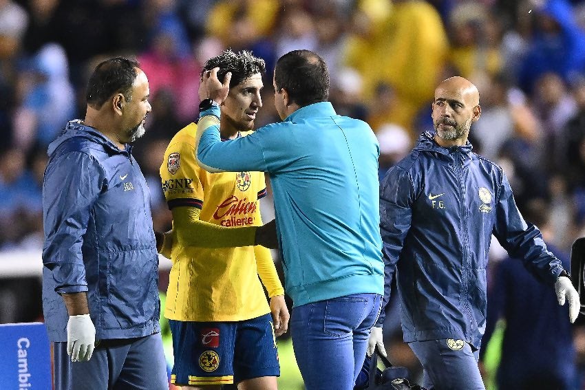 Diego Valdés tras su lesión en el Clásico Joven