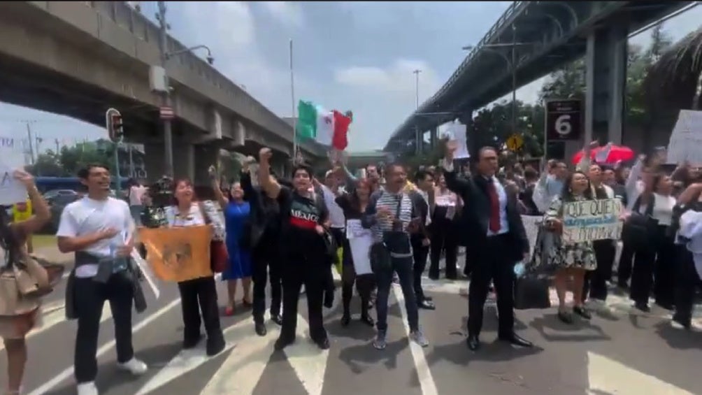 Los inconformes se trasladaron a la zona donde los diputados discutiran los cambios de ley.