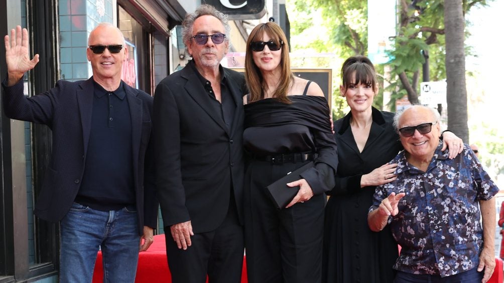 Tim Burton junto a Michael Keaton, Monica Bellucci, Winona Ryder y Danny devito