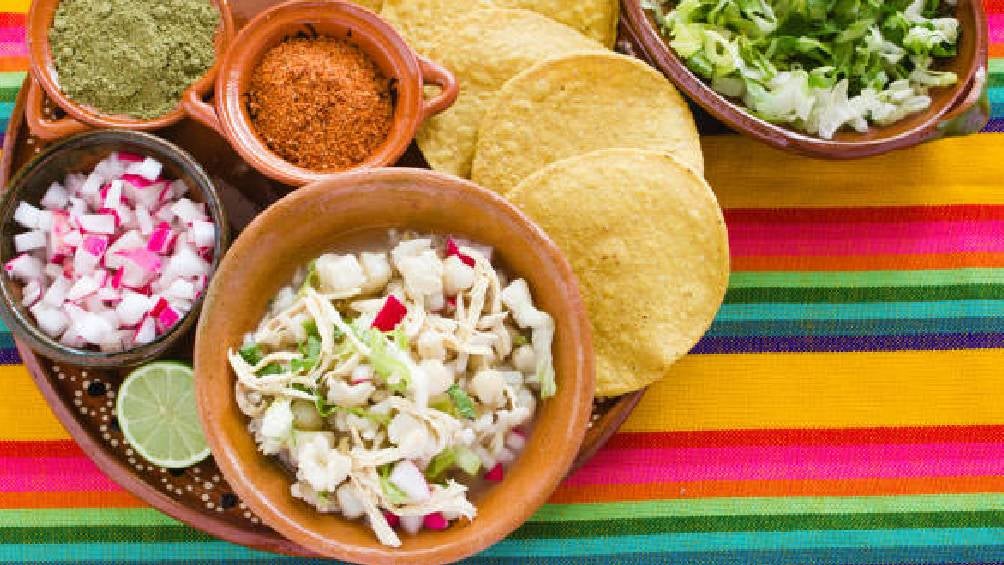 El pozole es uno de los platillos que no pueden faltar en la cena del 15 de septiembre. 