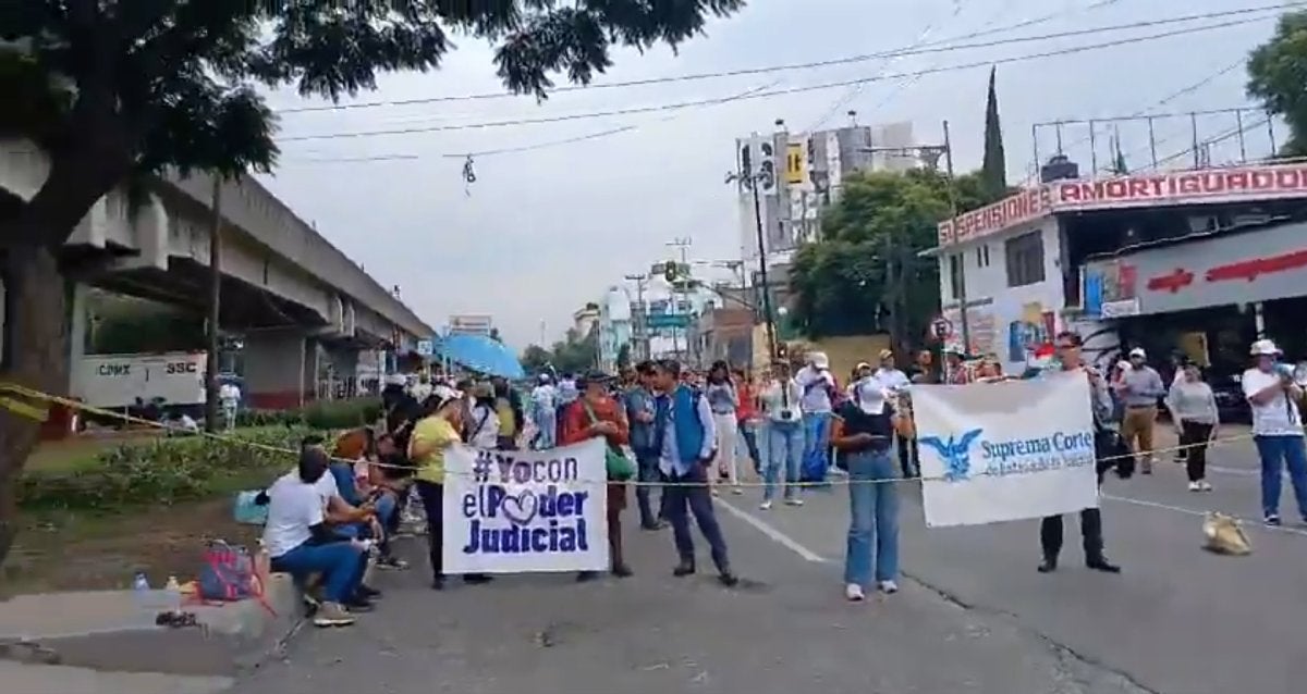 Los manifestantes bloquean Viaducto en ambos sentidos a la altura del Autódromo.