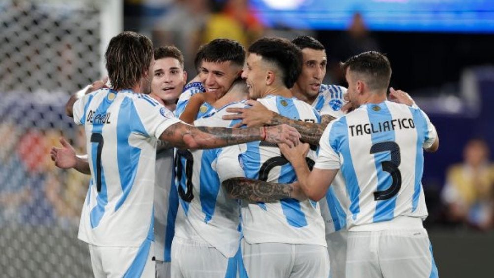 Jugadores de Argentina celebran un gol en la Copa América