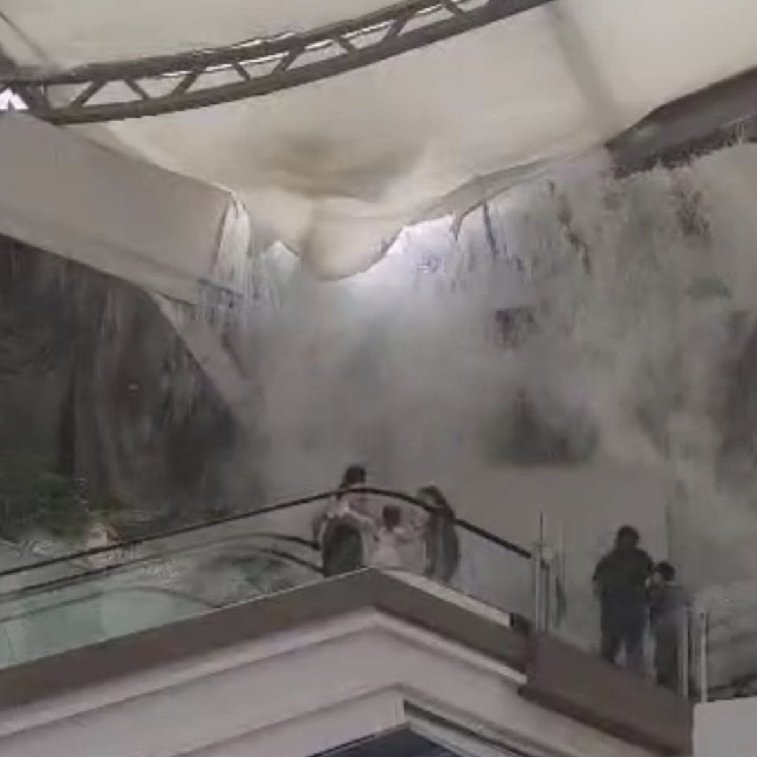 Desde un altura de 10 metros cayó el techo de cristal con todo y agua.