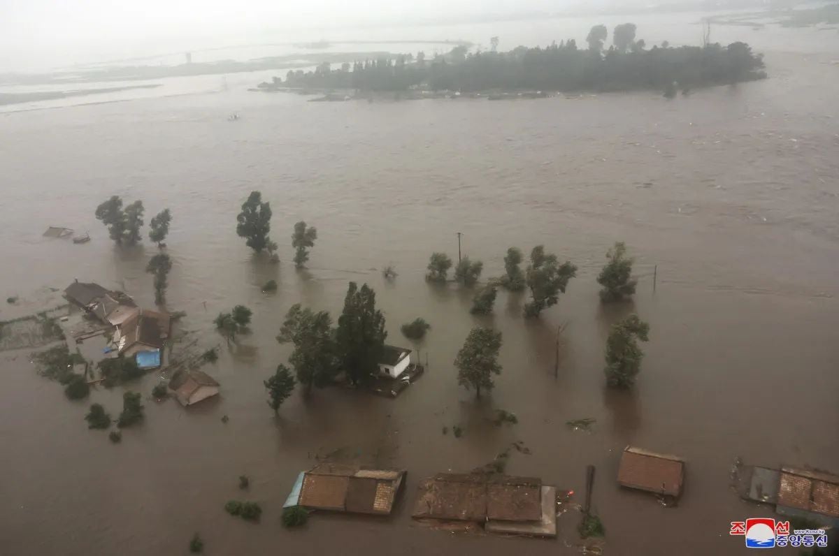 Miles de viviendas quedaron bajo el agua y se perdieron tierras de cultivo.