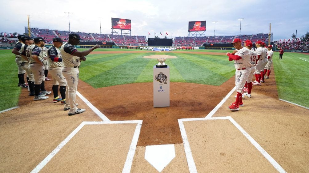 Equipos durante el Juego 1 de la Serie del Rey