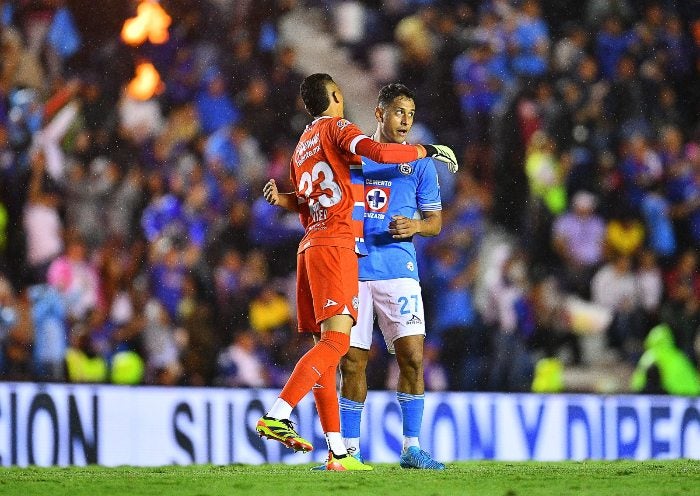 Luis Romo celebra un gol con Kevin Mier