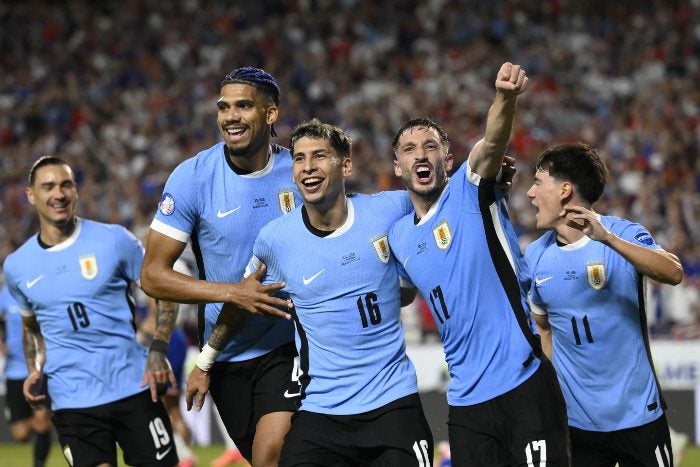 Jugadores de Uruguay celebran un gol