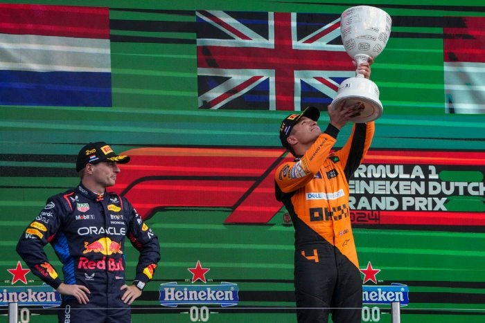 Verstappen ve a Norris levantar el trofeo de ganador del GP de Países Bajos