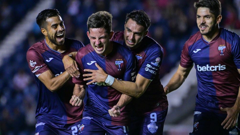 Festejo de Daniel Lajud con Atlante