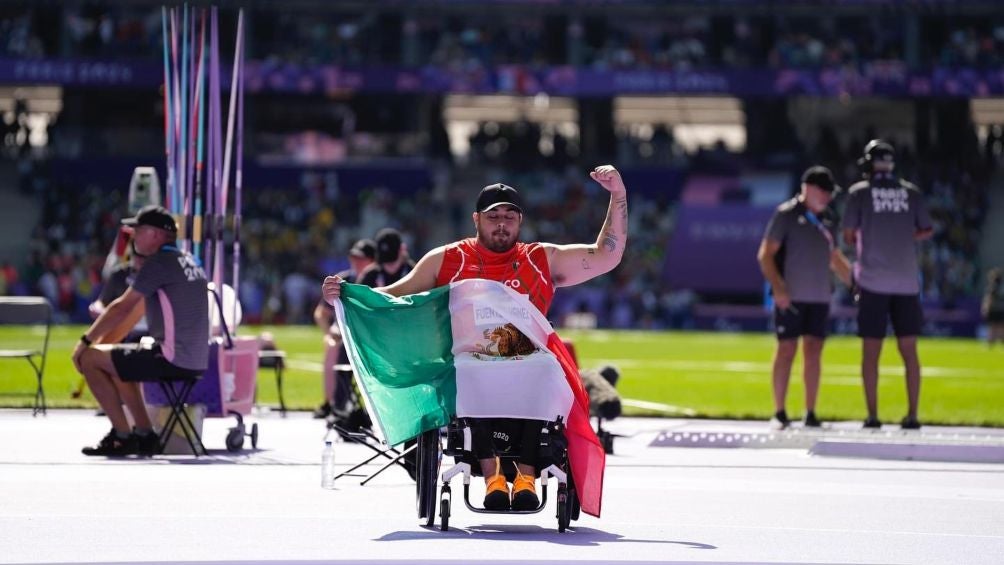 Edgar Fuentes celebra con la bandera mexicana