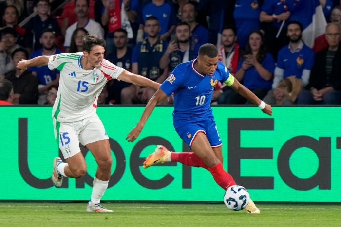 Kylian Mbappé conduce el balón durante el partido