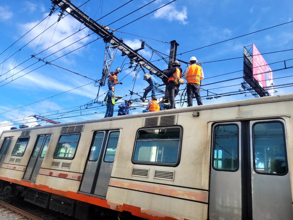 Hubo un problema en los cables que pasan corriente a los trenes.