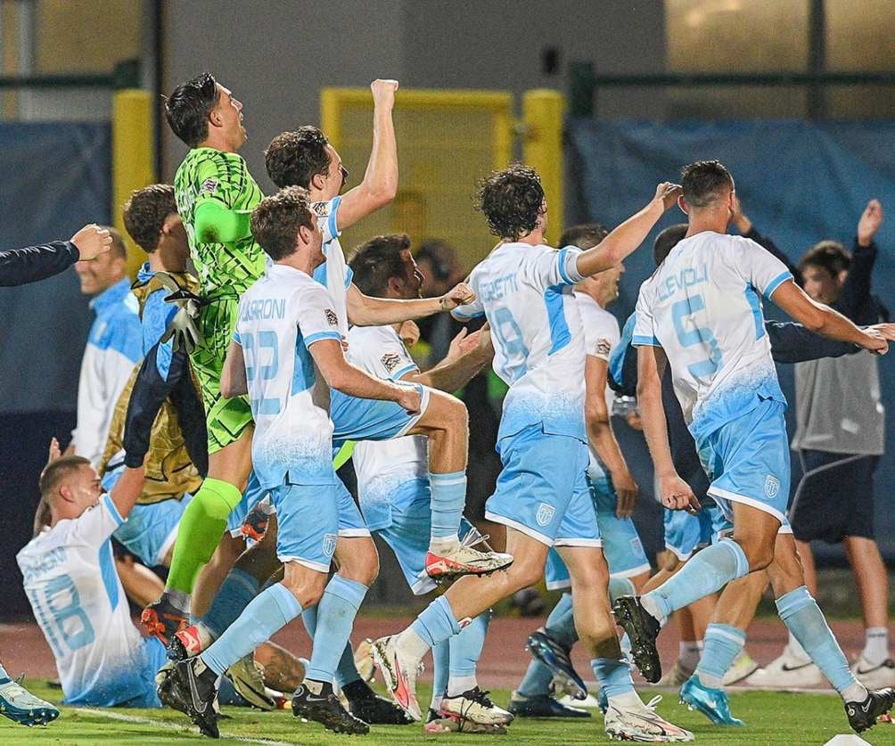 San Marino festejando su primera victoria en la historia