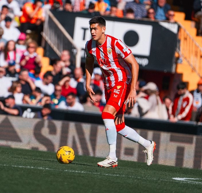 César Montes conduce el balón