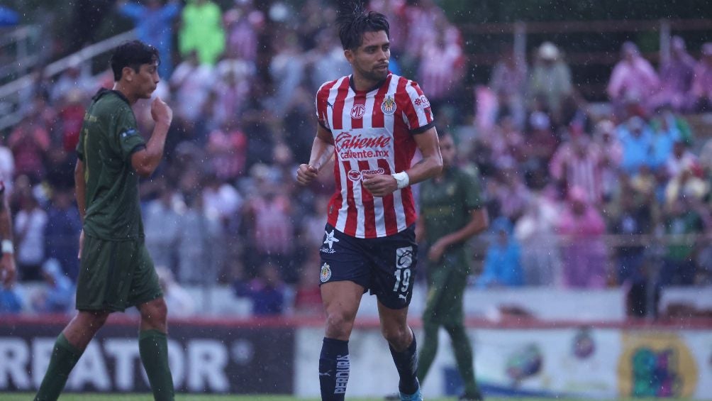 Chivas se impone 3 a 1 a Caimanes de Colima en amistoso sin 'Chicharito' 