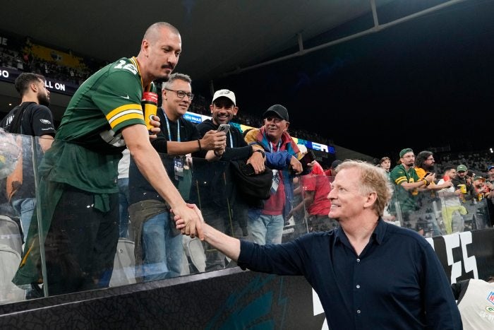 Goodell saluda a un aficionado en el juego de Brasil