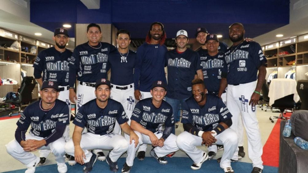 Aldo De Nigris lanzó la primera bola en juego de Sultanes en 2018