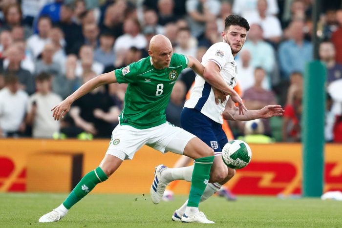 Declan Rice pelea el balón