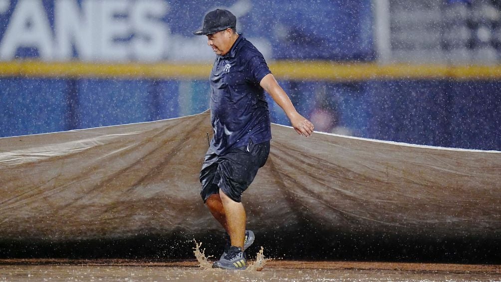 El protocolo fue ineficaz ante la lluvia en el diamante