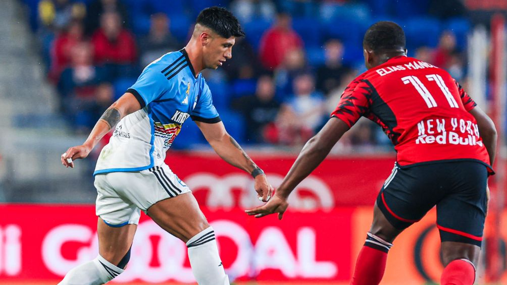 Alan Pulido en el partido ante NY Red Bull