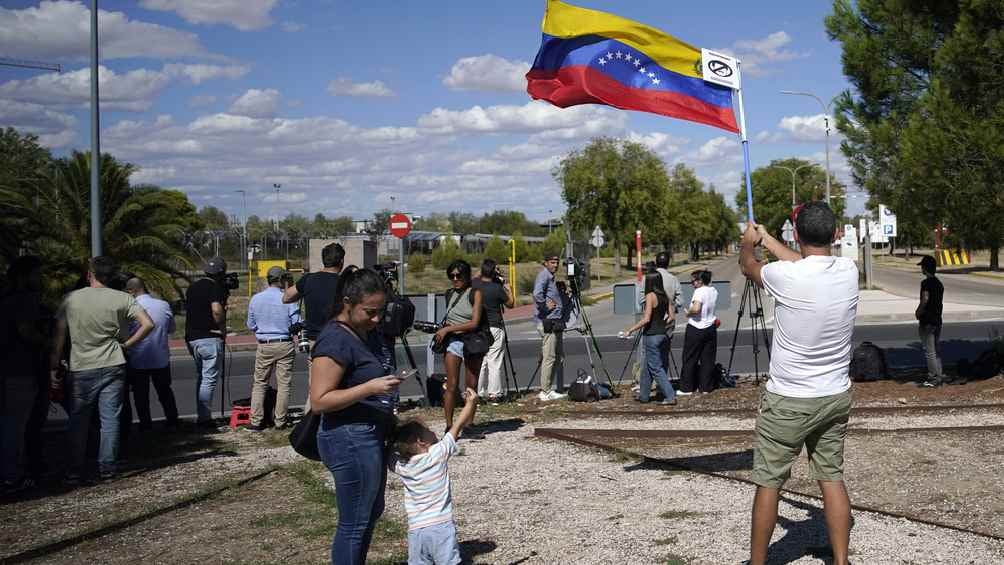 En España varios venezolanos ya esperan a Edmundo González. 