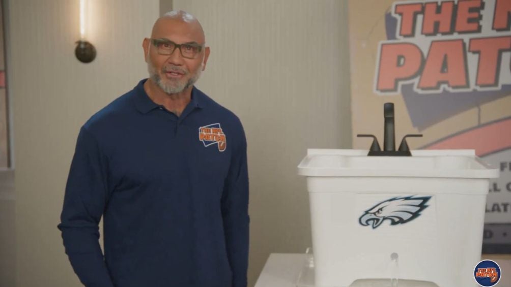 ¡Joyita! Batista aparece en divertido comercial del 'NFL Patch'