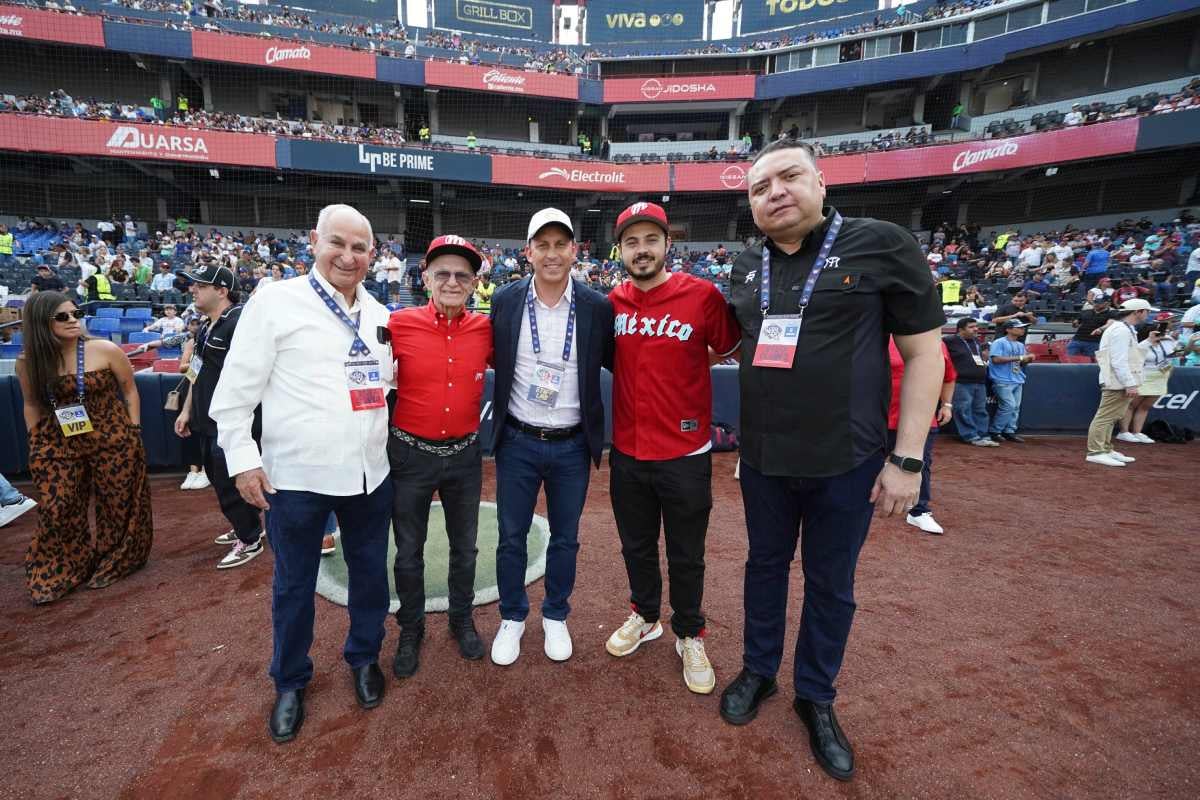 Alfredo Harp en el Juego 3 de la Serie del Rey