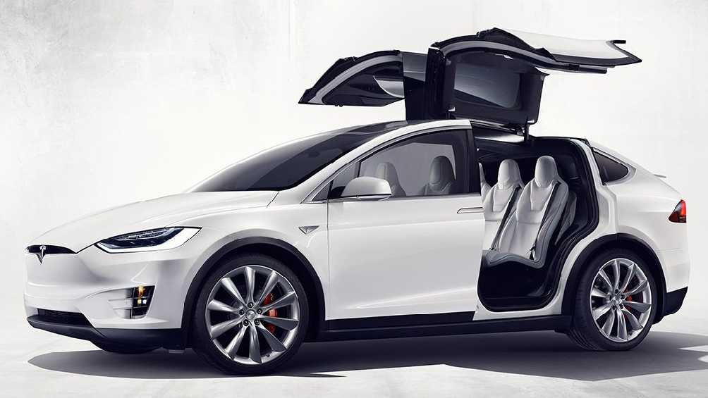 El auto Modelo X de Tesla tiene un precio de entre 1.7 y 2 millones de pesos. 