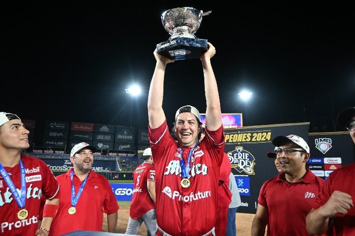 Bauer con el trofeo de campeón de la LMB