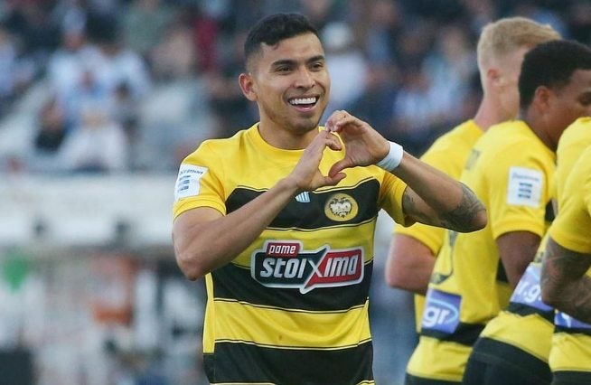 Orbelín Pineda celebra un gol con AEK Atenas