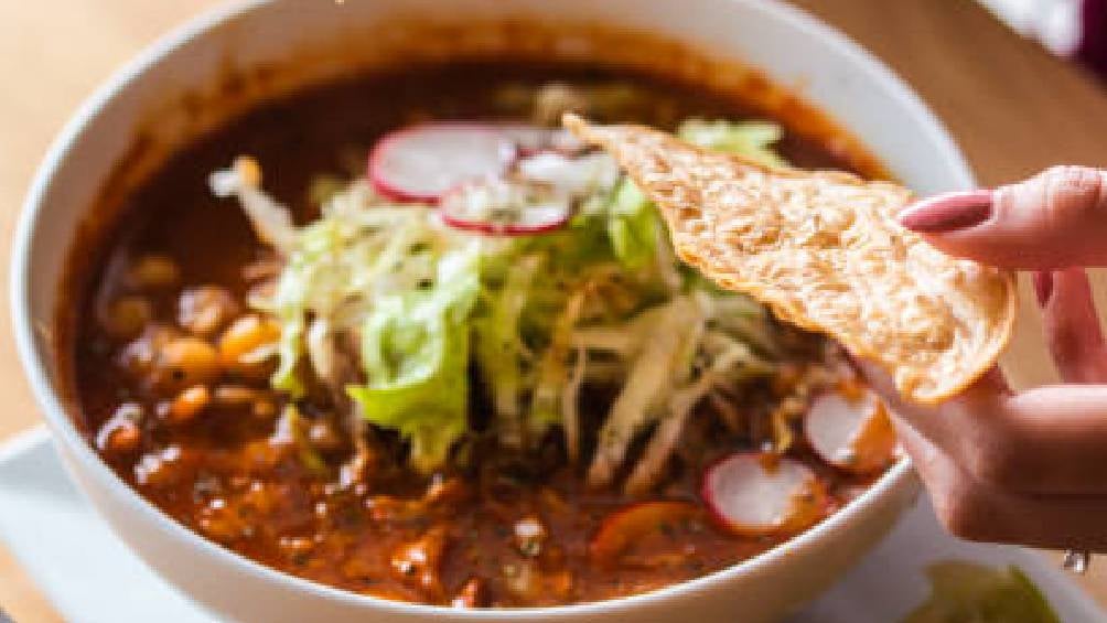 El menú del 15 de septiembre en el "Torito" incluye pozole de cerdo y birria de res. 