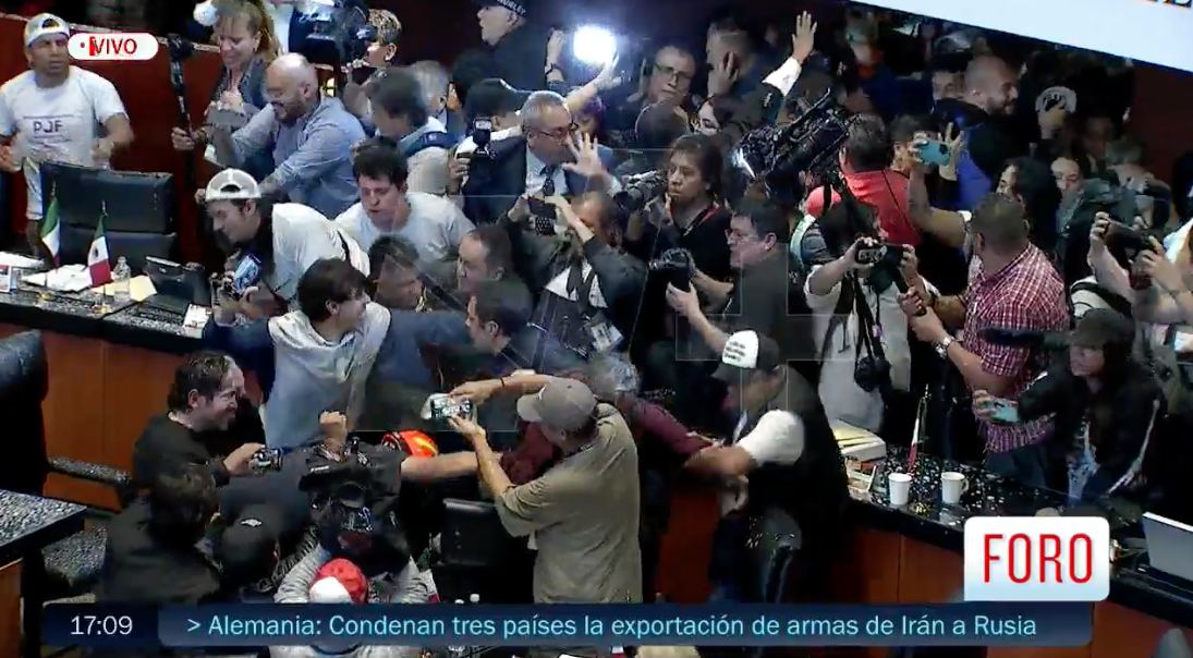 Un hecho inédito se sucitó este martes en el pleno del Senado.