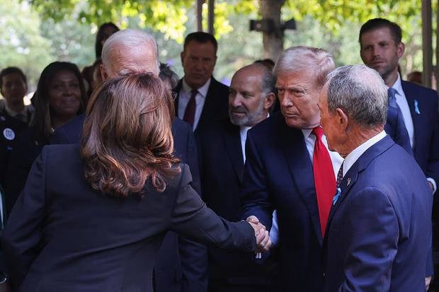 Donald Trump y Kamala Harris se dan la mano en evento del 9/11