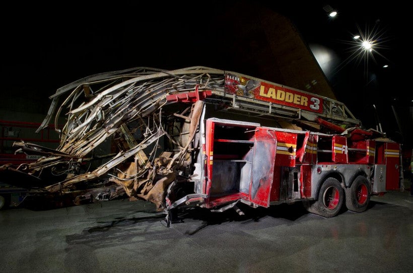 El camión de bomberos quedó destrozado dentro de la Zona Cero.