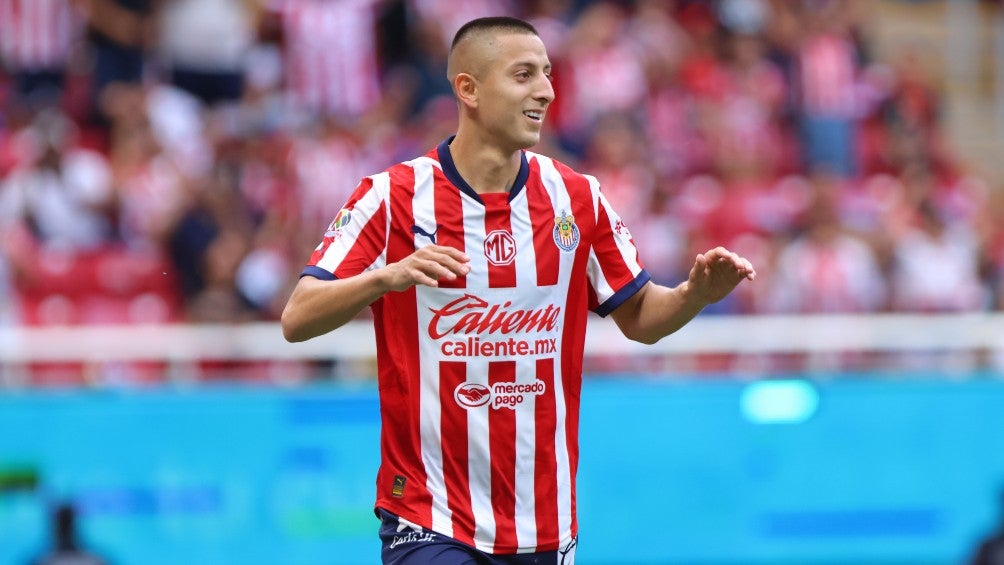 Roberto Alvarado es la figura de Chivas