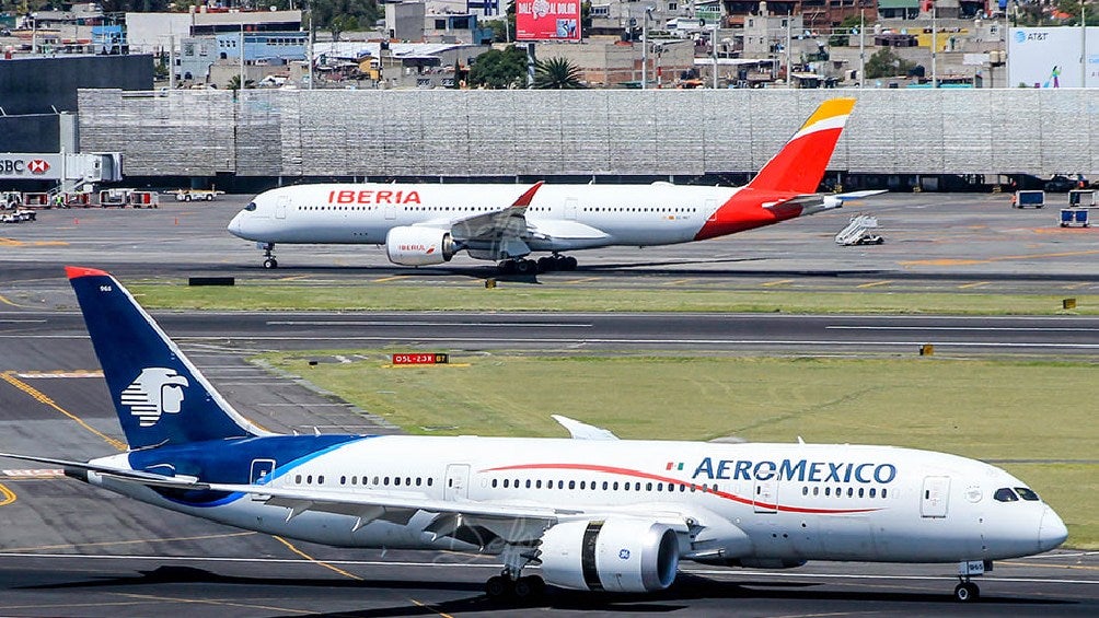 Ningún avión podrá despegar o aterrizar mientras esté el desfile.