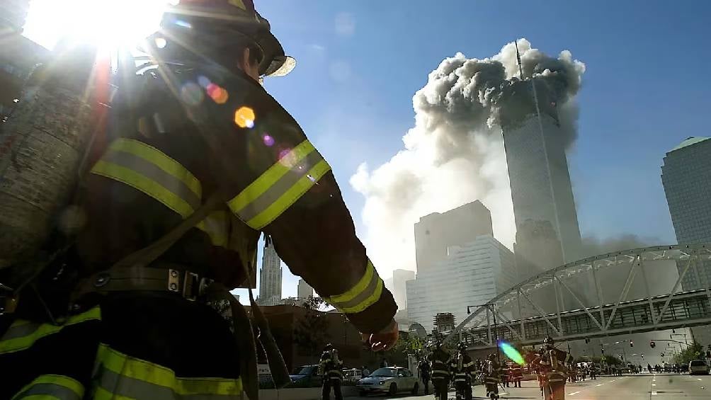 Bomberos acudieron a la zona del ataque para brindar ayuda. 