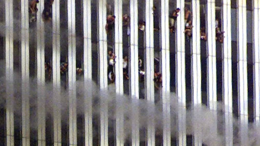 La imagen de personas asomándose a la ventana de la torre norte durante un incendio es impactante, ya que muchos se lanzaron en su desesperación.