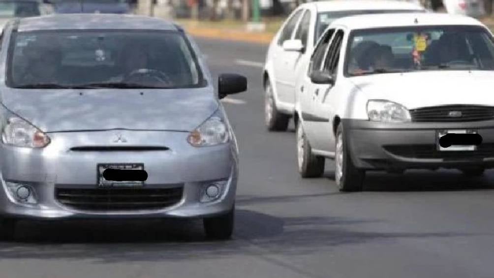 En México, es un requisito obligatorio que todos los conductores posean la tarjeta de circulación y las placas vehiculares para poder transitar.