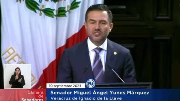 El panista Miguel Ángel Yunes sorprendió al votar a favor de la reforma y en redes lo llaman "traidor"