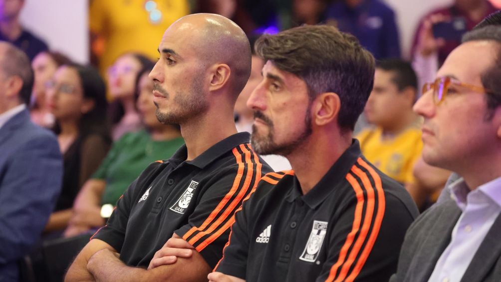 Veljko Paunovic junto a Guido Pizarro