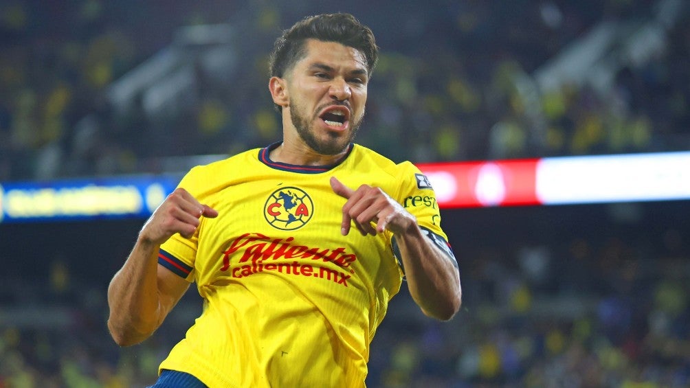 Henry Martín celebra un gol con América