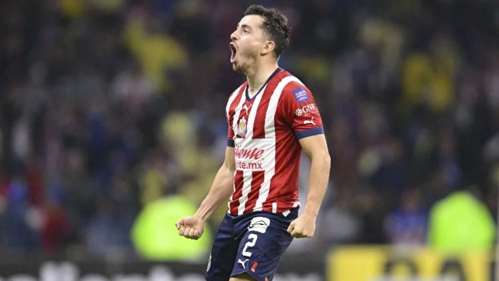 Mozo en un partido con Chivas