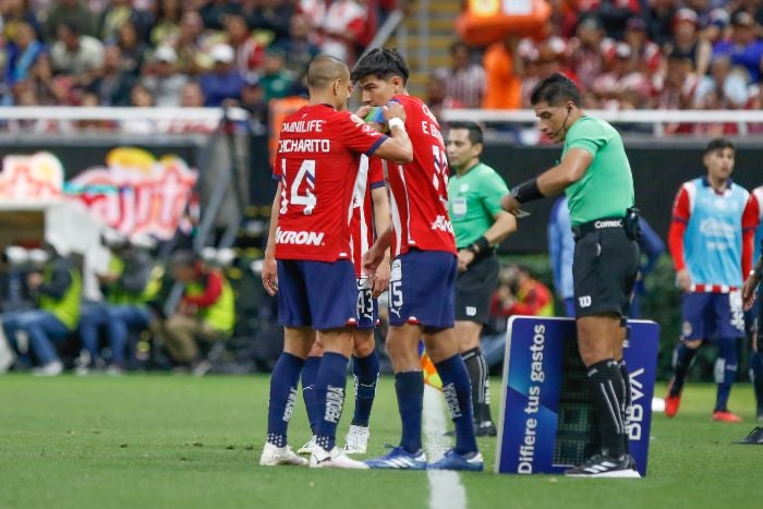 Chicharito y Erick Gutiérrez en un juego de Chivas