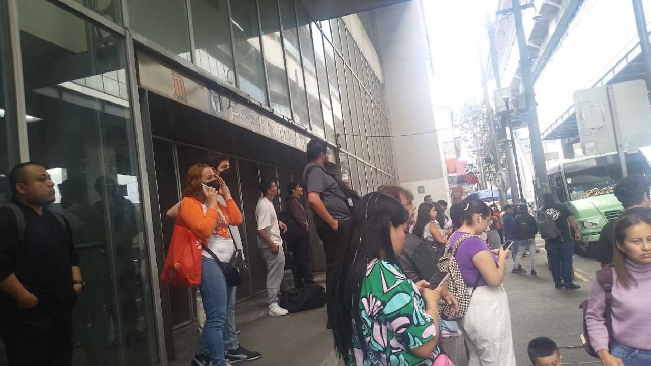 Cientos de personas fueron desalojados de la línea dorada. 