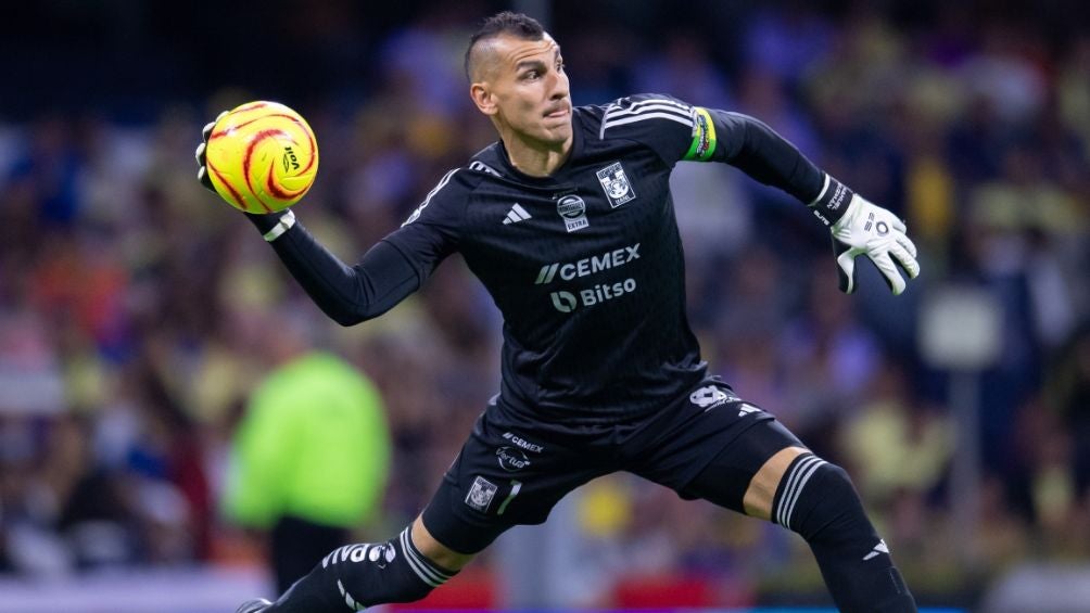 Guzmán en un partido con Tigres