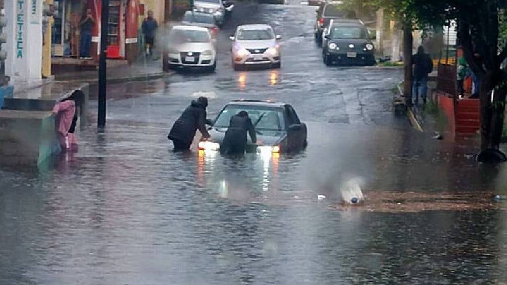 Fuertes lluvias provocaron caos vial en la zona de Tlalpan. 