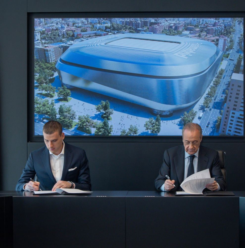 Lunin y Florentino Pérez firmando extensión de contrato