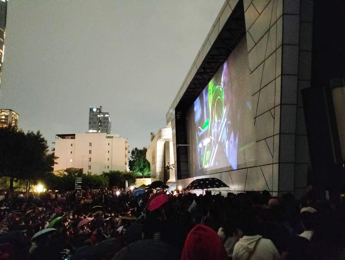 Desde la tarde del viernes, las personas empezaron a llegar a la Cineteca.