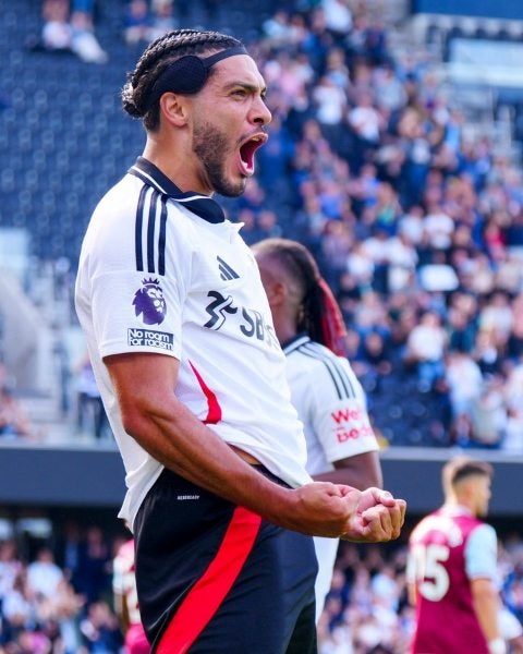 Raúl Jiménez celebra su gol